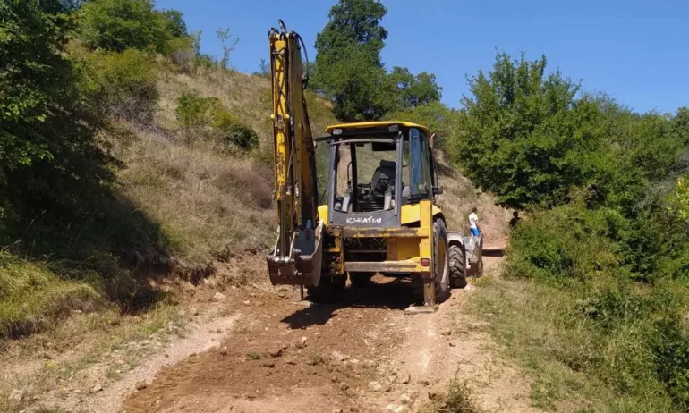 Община Благоевград започна ремонт на пътя за с. Дебочица - Tribune.bg