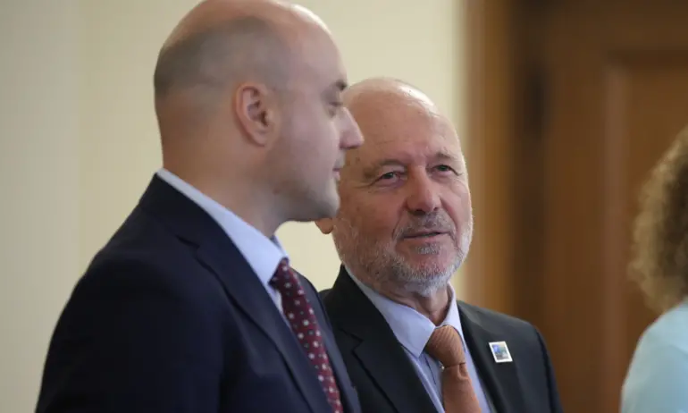 Вдигат заплатите на военните с 10% тази година, но кадровият проблем остава - Tribune.bg