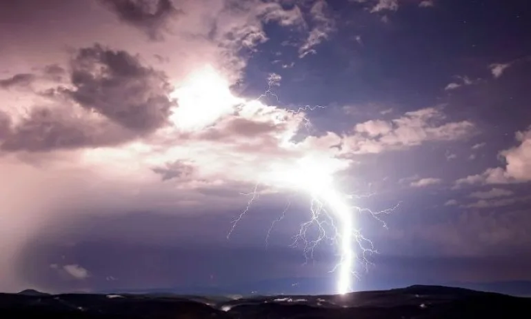 Жълт код за гръмотевични бури и проливни валежи за седем области - Tribune.bg