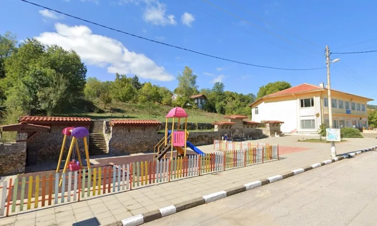 Гладни и премръзнали мигранти нахлували по къщите в кюстендилско село - Tribune.bg