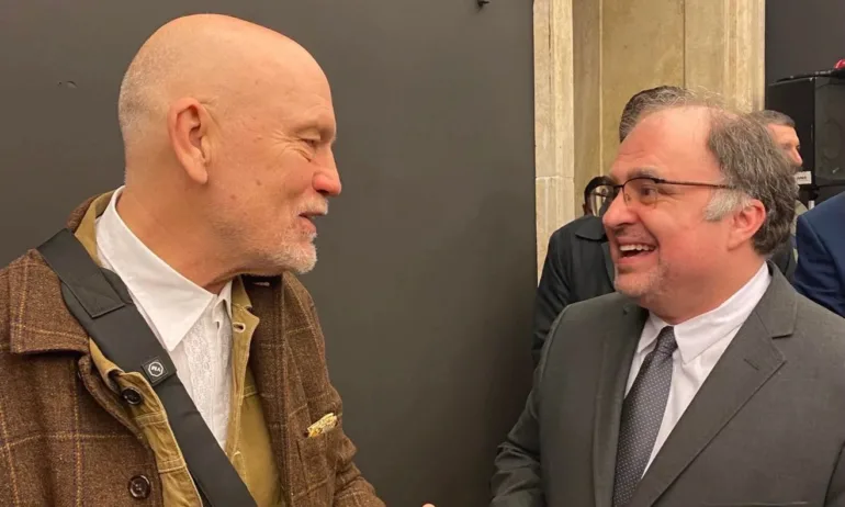 Министърът на културата Найден Тодоров и великият актьор Джон Малкович в Квадрат 500 - Tribune.bg