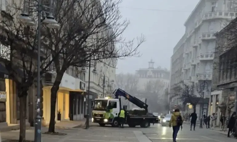 Терзиев разпоредил 14 коли да бъдат махнати от тротоара на Съборна: Тротоарите са за хората - Tribune.bg