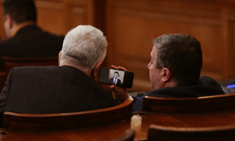 И тази седмица обсъждането на помощ за Украйна отпада от парламента - Tribune.bg