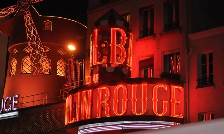 Перките на емблематичната вятърна мелница на Мулен Руж в Париж се срутиха - Tribune.bg