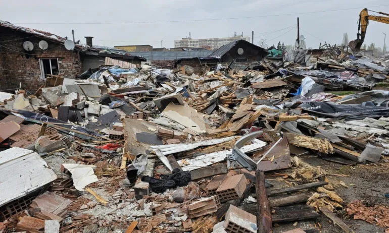 Ако някой наистина иска да помогне на тези хора — начинът е да излязат от гетото. Не като ги оставим заедно, в мизерия и беззаконие - Tribune.bg