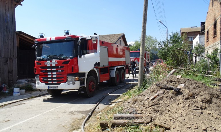 Продължава разследването на пожара с три жертви в с. Торос - Tribune.bg