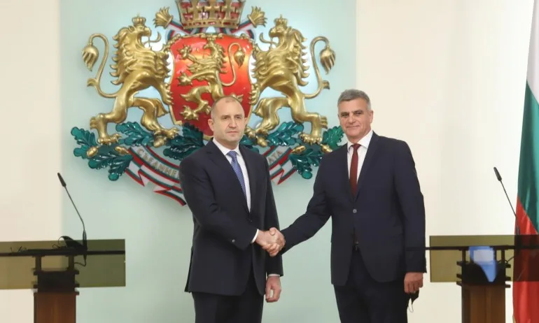 Двама военни генерали запазват субординацията си и вземат властта - Tribune.bg