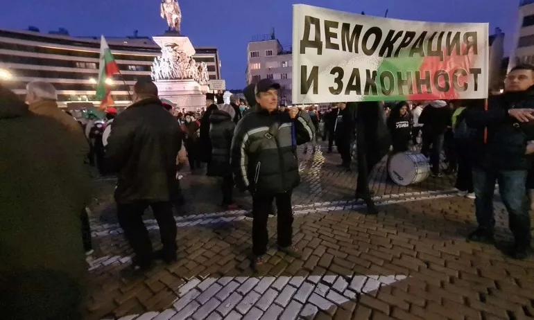 Протестиращи без маски блокираха движението пред предишната сграда на парламента - Tribune.bg