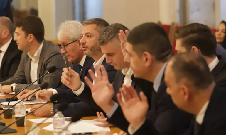 Енергийната комисия преодоля ветото на Радев върху енергийния закон - Tribune.bg