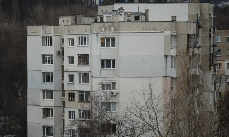 Блок в Добрич пропада заради наводнения от отпадни води - Tribune.bg