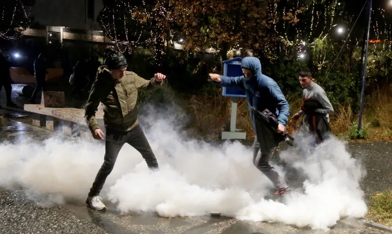 Сблъсъци в Албания след убийството на демонстрант от полицай ( СНИМКИ) - Tribune.bg
