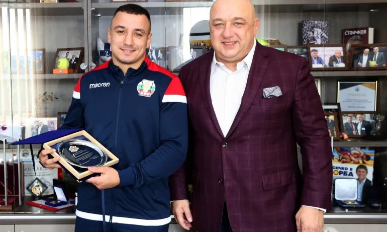 Министър Кралев награди медалиста от Световното първенство по бокс Радослав Пантелеев - Tribune.bg