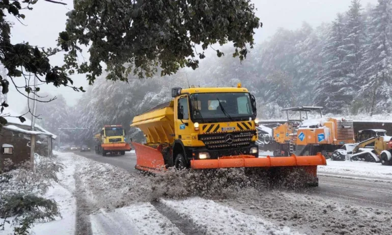 АПИ: В планинските райони дъждът преминава в сняг, шофьорите да тръгват на път с подходящи гуми - Tribune.bg