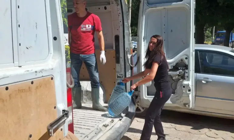 Промяната отидоха за снимка при бедстващите в Карловско, пазят ги с полиция - Tribune.bg