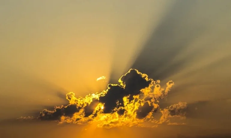 Времето остава облачно, хладно и ветровито - Tribune.bg