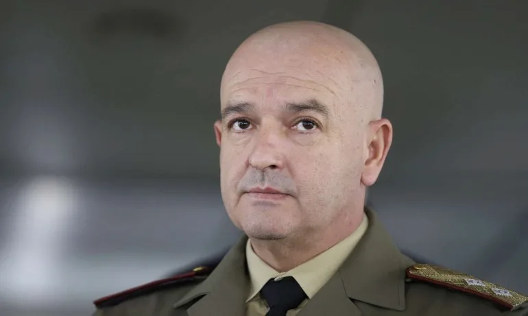 Ген. Мутафчийски благодари за ръкоплясканията по балконите - Tribune.bg