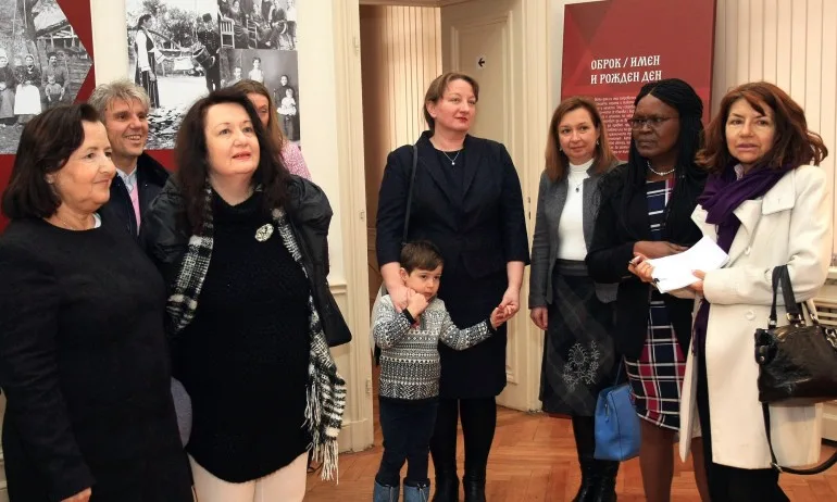 В училищата и детските градини има над 4 хил. деца без родители - Tribune.bg