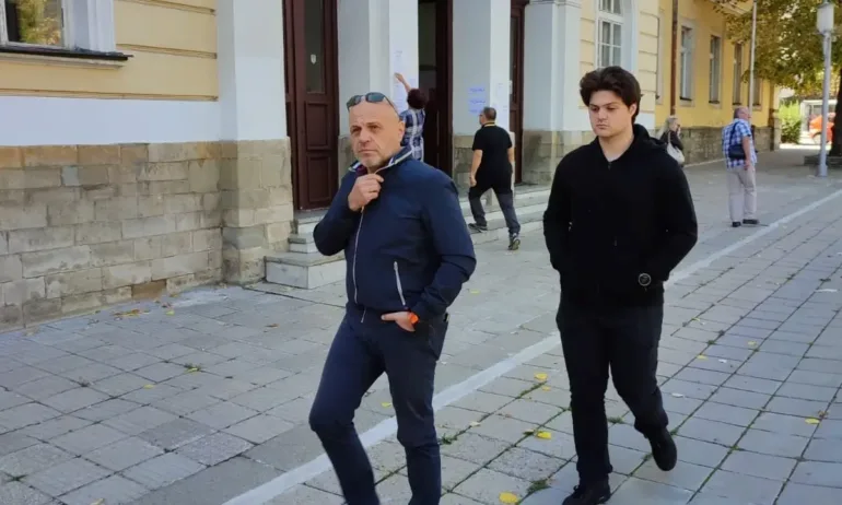 Томислав Дончев заведе сина си да гласува за пръв път - Tribune.bg