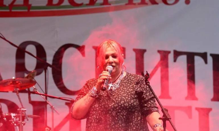 Милена Славова събра стотици варненци и пя в защита на българското семейство близо 2 часа - Tribune.bg