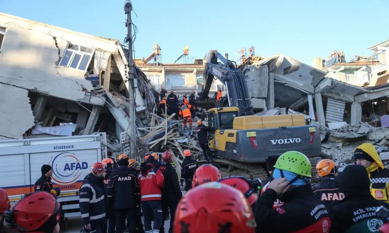 Извадиха 39 души живи изпод развалините в Турция - Tribune.bg