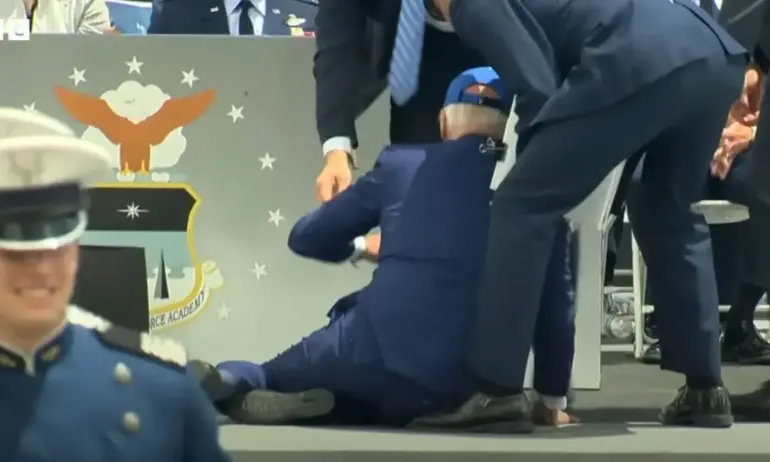 Джо Байдън се спъна и падна на церемония в Колорадо (Видео) - Tribune.bg