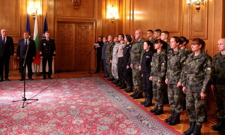 Зам.-министър Андонов и вицепремиерът Каракачанов изпратиха българския военен отбор на Седмите световни военни игри - Tribune.bg