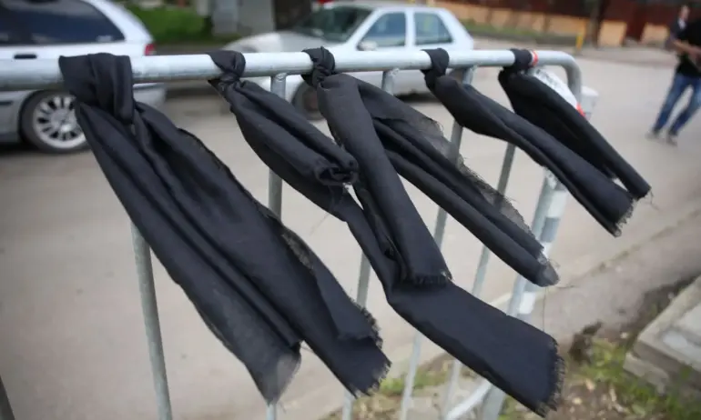 След протест: Изпочупиха колите на семейство, загубило детето си в катастрофа - Tribune.bg