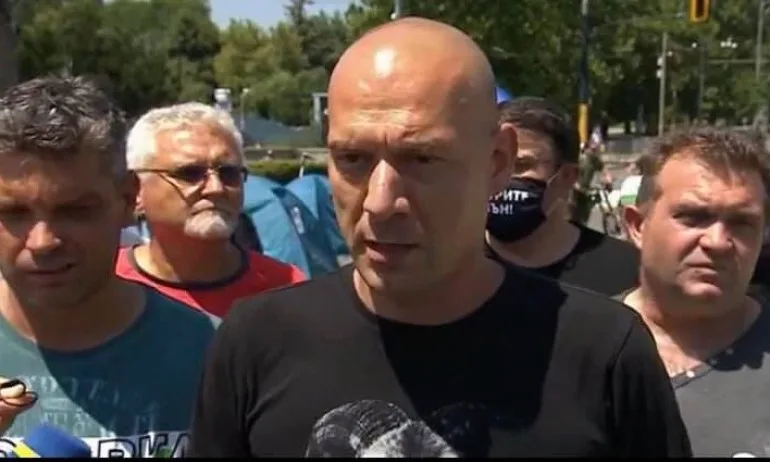 На протеста – политици, които скачат от цвят на цвят - Tribune.bg