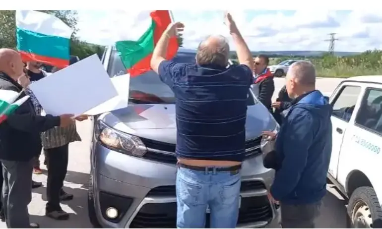 Симпатизанти на „Възраждане“ нападнаха колата на украинската делегация, която беше на посещение в АЕЦ „Белене“