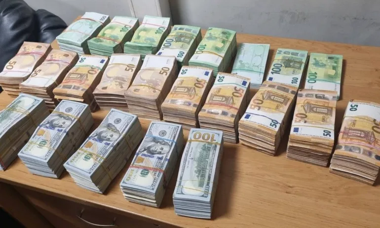 Задържаха мъж с рекордна сума недекларирани пари - Tribune.bg
