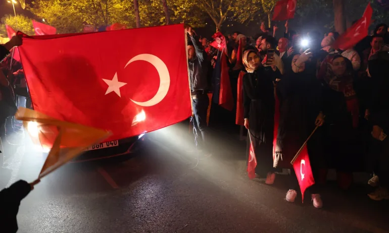 Турция ще решава съдбата си на балотажа: На първия тур Ердоган взе 49,35%, а Кълъчдароглу – 45% - Tribune.bg
