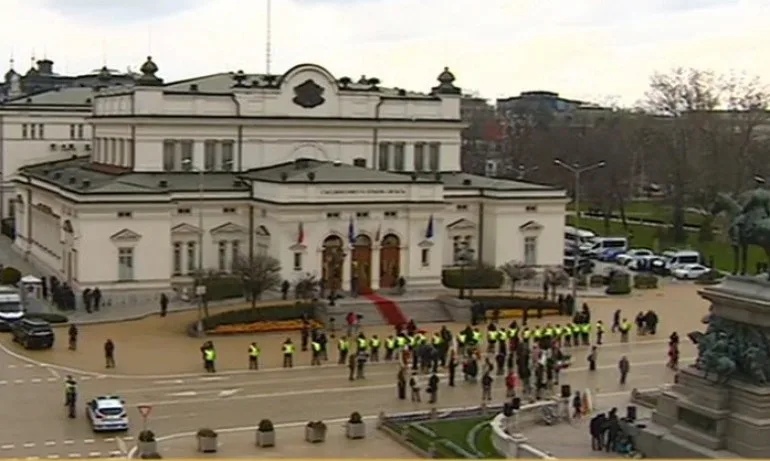 Ренета Инджова и поп Дионисий начело на 30-ина протестиращи пред парламента - Tribune.bg