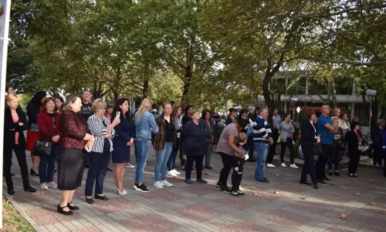 Ето как хората във Ветрино посрещат кандидат-депутатите от ГЕРБ-СДС (СНИМКИ) - Tribune.bg