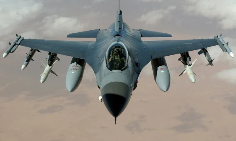 Поръчка на още 8 изтребителя F-16 e била обсъждана при посещението на Каракачанов в САЩ - Tribune.bg