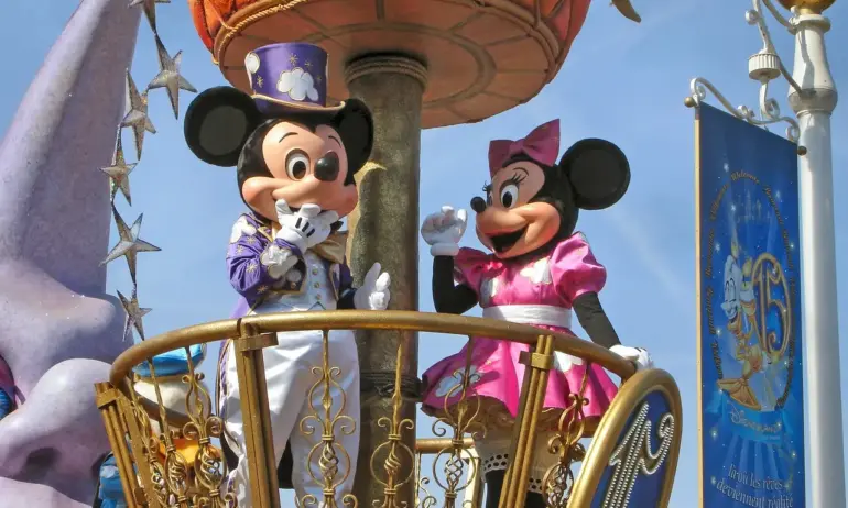 Грешна посока: Влак закара евродепутати до Дисниленд в Париж вместо на работа в Страсбург - Tribune.bg