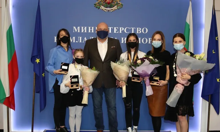 Красен Кралев награди медалистиките от Европейското първенство по художествена гимнастика - Tribune.bg