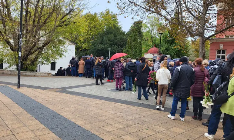 Стотици опечалени се сбогуваха с именитата плевенска треньорка по волейбол Стефка Великова - Tribune.bg