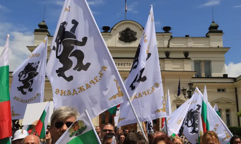 Възраждане: Хомосексуалист от женски пол блъсна жена, която изрази гражданската си позиция срещу филма - Tribune.bg