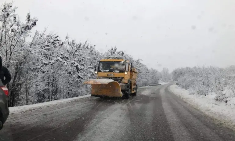 Сняг вали на Старопланинския проход Шипка, където температурата на въздуха