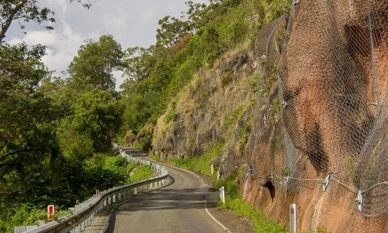 МРРБ дава 140 млн. лв. за укрепване на свлачища през 2019 г. - Tribune.bg