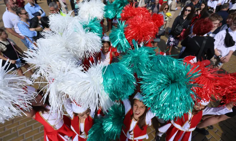 Честит 24 май! Тържествено шествие в София за Деня на българската азбука, просвета и култура (СНИМКИ) - Tribune.bg