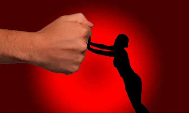 Заради тежък развод: Мъж души непознати жени в Пловдив - Tribune.bg