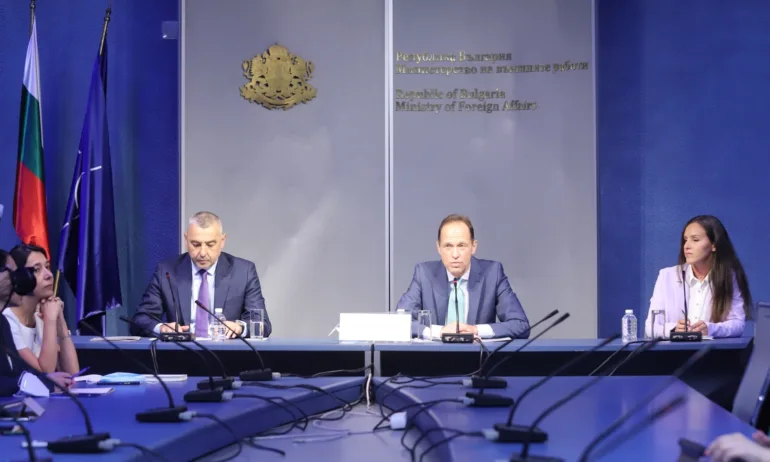 МВнР: 42 държави са разрешили гласуване на българи на тяхна територия на предстоящите избори - Tribune.bg