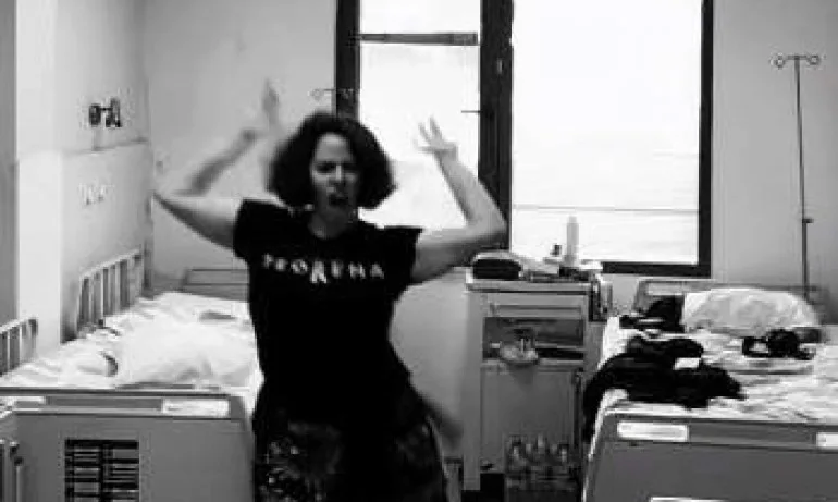 Танц от болницата – дъщерята на Андрей Райчев се забавлява в болничната стая - Tribune.bg