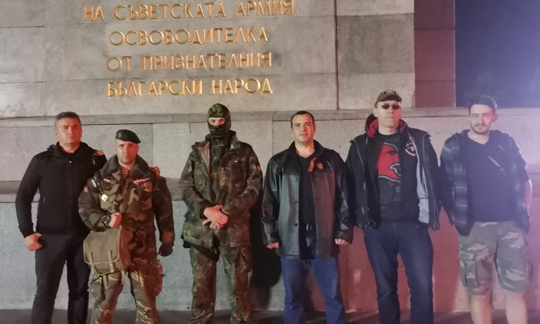 Доброволци бранят Моча от опаковане, полицията им прави компания - Tribune.bg