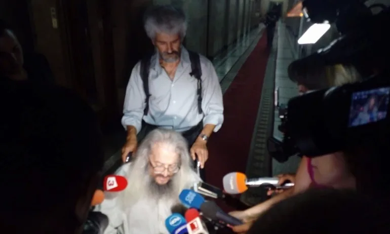 Скандал в комисията на Босия, гладуващият два месеца разигра театър и напусна - Tribune.bg