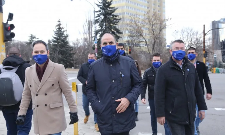 Цветанов се намъкна на протест за Навални, изгониха го и го освиркаха - Tribune.bg