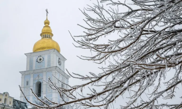 Студ и тъмнина в Киев след ракетни удари - Tribune.bg