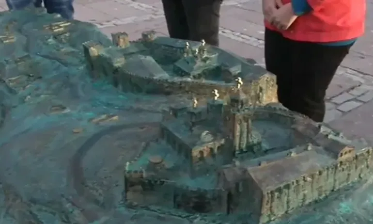 Вандали счупиха макет на Царевец, който ориентира незрящите - Tribune.bg