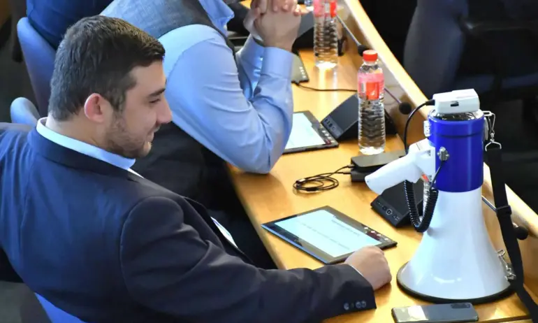 Контрера, ВМРО: ПП-ДБ съвсем я закъсаха, като с коледната украса - Tribune.bg